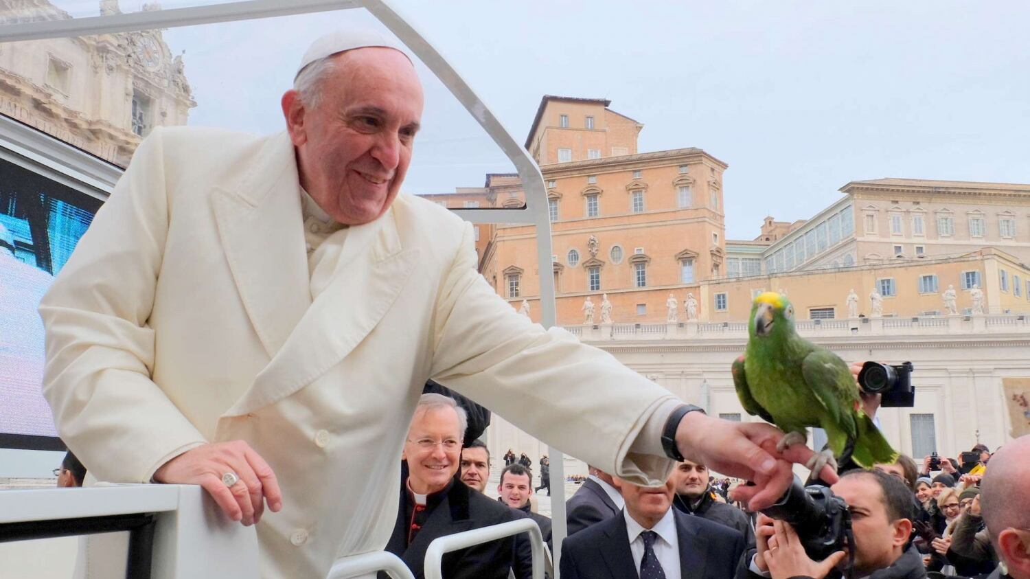 Papa Francesco contro l'usura: "È inumana e non cristiana"