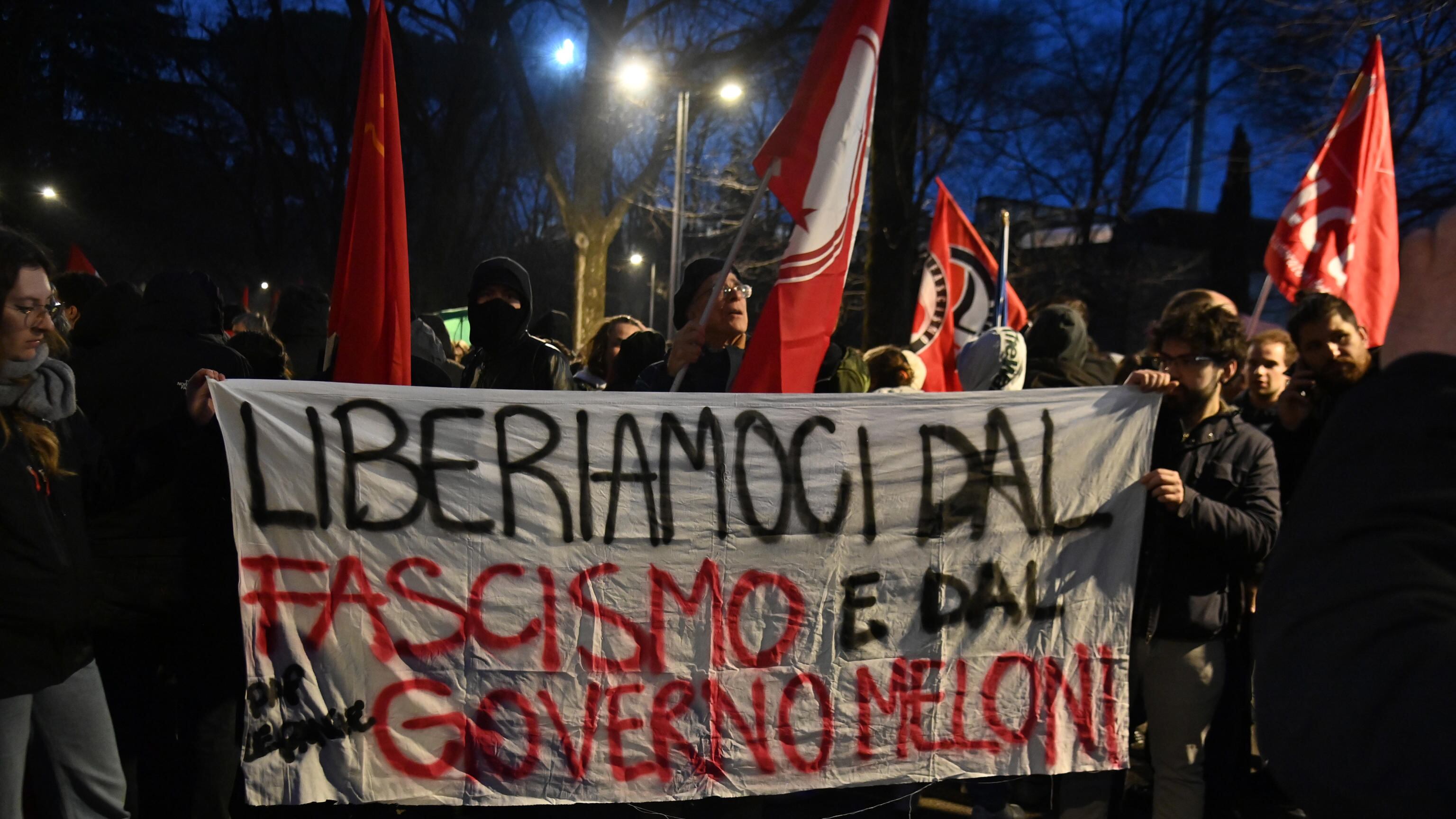 "Viva le foibe". Pure i dem in piazza con titini e anarchici