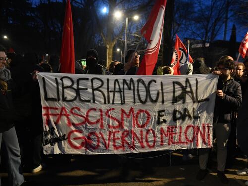"Viva le foibe". Pure i dem in piazza con titini e anarchici