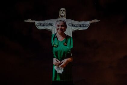 Il Cristo Redentore si illumina per onorare i medici e gli infermieri che combattono il coronavirus 6