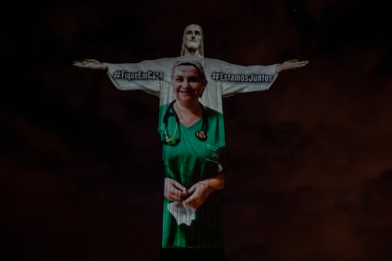 Il Cristo Redentore si illumina per onorare i medici e gli infermieri che combattono il coronavirus 6