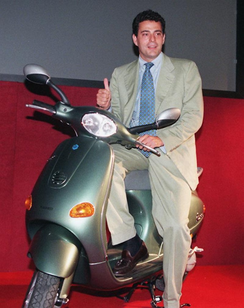 Giovanni Alberto Agnelli sulla nuova Vespa ET4