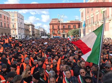 I gilet arancioni in piazza a Bari 1