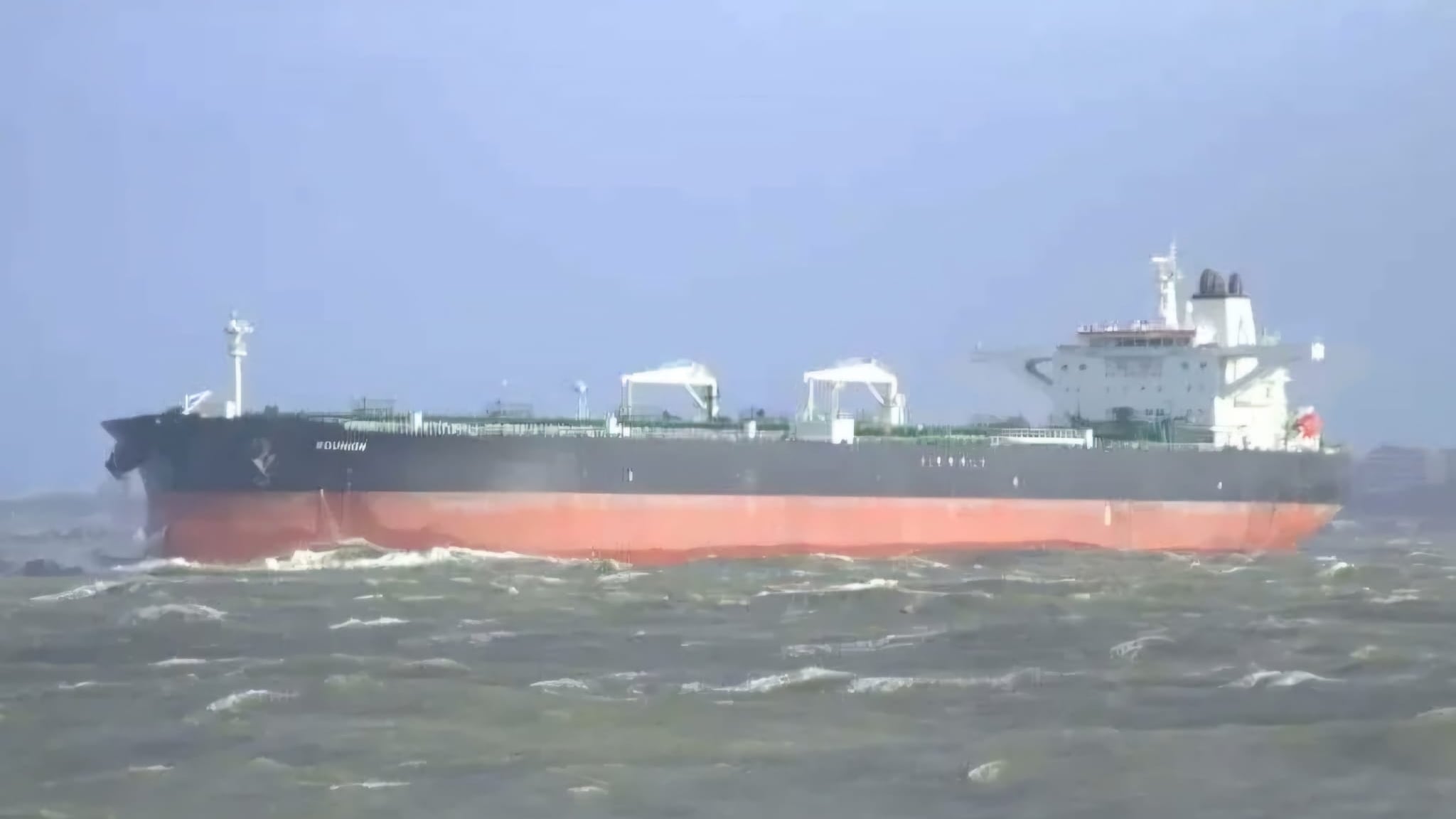 Esplosione di una petroliera nel Mediterraneo: è il quinto caso. Kiev: "È una "nave fantasma" russa"