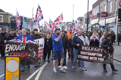 Belfast in rivolta: le immagini delle proteste anti migranti 17