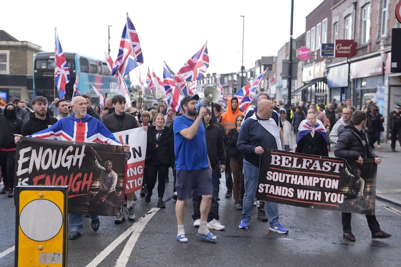 Belfast in rivolta: le immagini delle proteste anti migranti 17