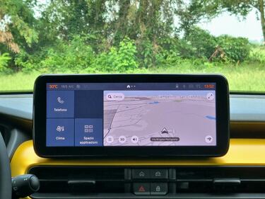 Jeep Avenger 1.2 Summit: guarda la gallery del city SUV americano 19