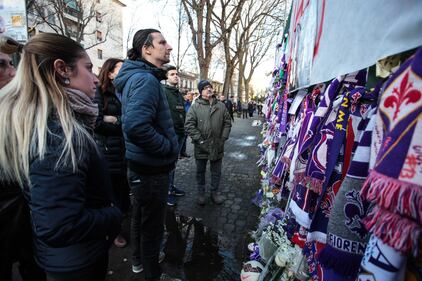 Tifosi, compagni di squadra e dirigenti della Fiorentina: tutti in fila per salutare Astori 12