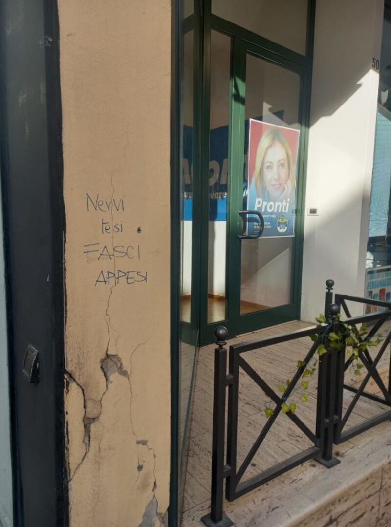 “Nervi tesi, fasci appesi” la scritta minatoria sui muri di FdI 2
