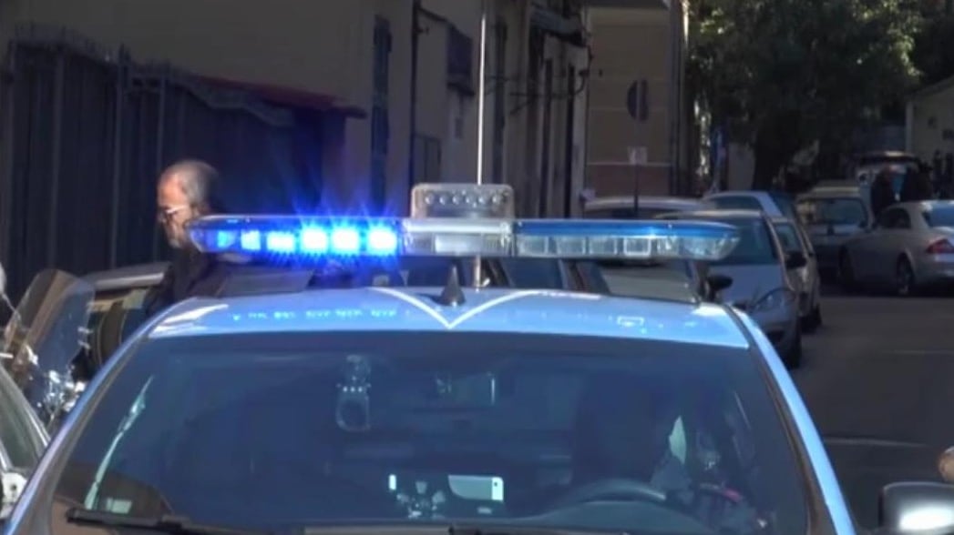 Scippa cellulare a turista: arrestato senegalese