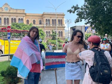 Uomini vestiti da cani, utero in affitto e maternità surrogata. Ecco il Gay Pride di Palermo 2