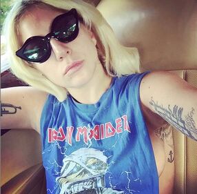 Lady Gaga senza trucco e in reggiseno su Instagram 7