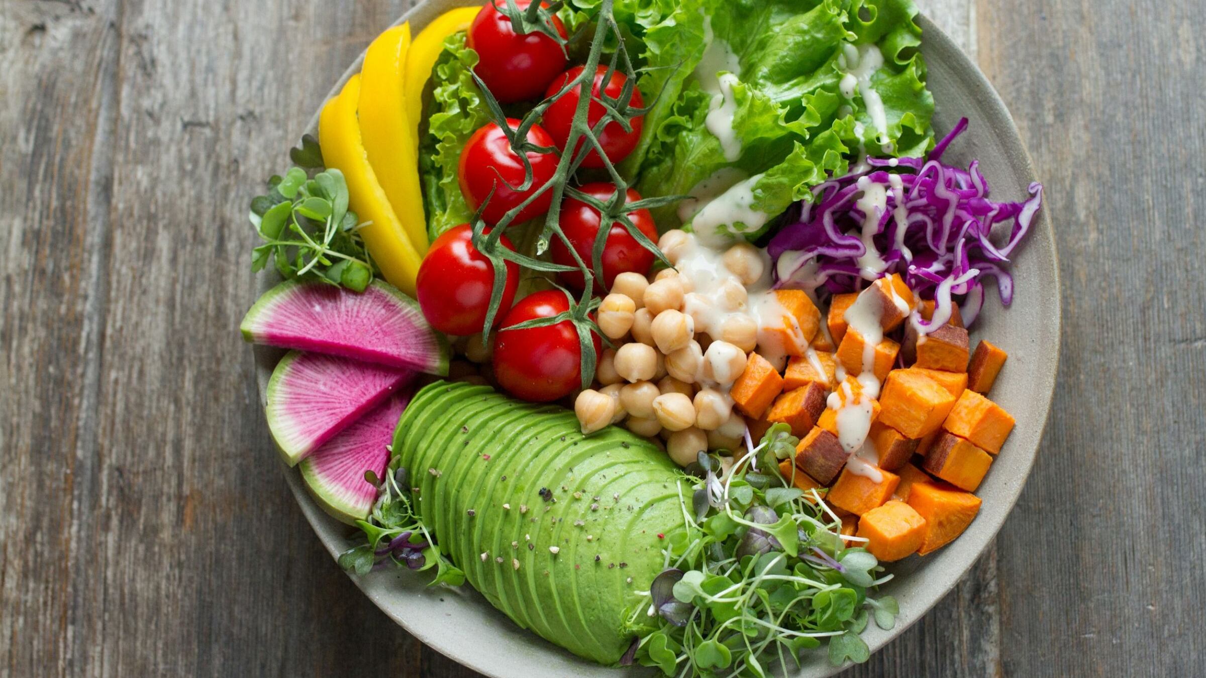 Colesterolo alto dopo i 60 anni: ecco i 10 alimenti che non devono mancare per abbassarlo