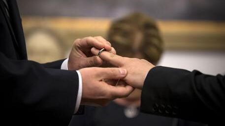 Giudice non trascrive le nozze gay: "Non posso sostituirmi al parlamento"