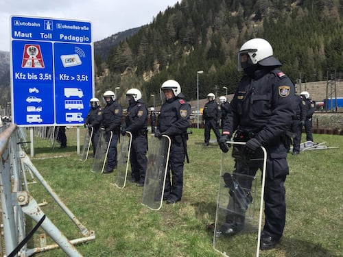 Migranti, l'Ue incastra l'Italia: sanzioni e frontiere blindate