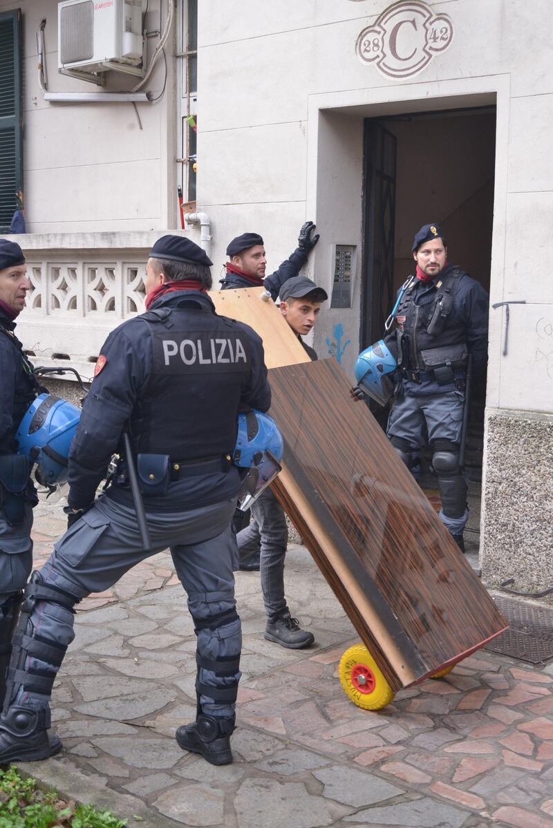 Perquisizioni e sgomberi della polizia in via Gola 4