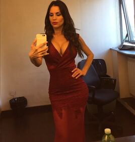 Antonella Mosetti, curve mozzafiato in giallo 4