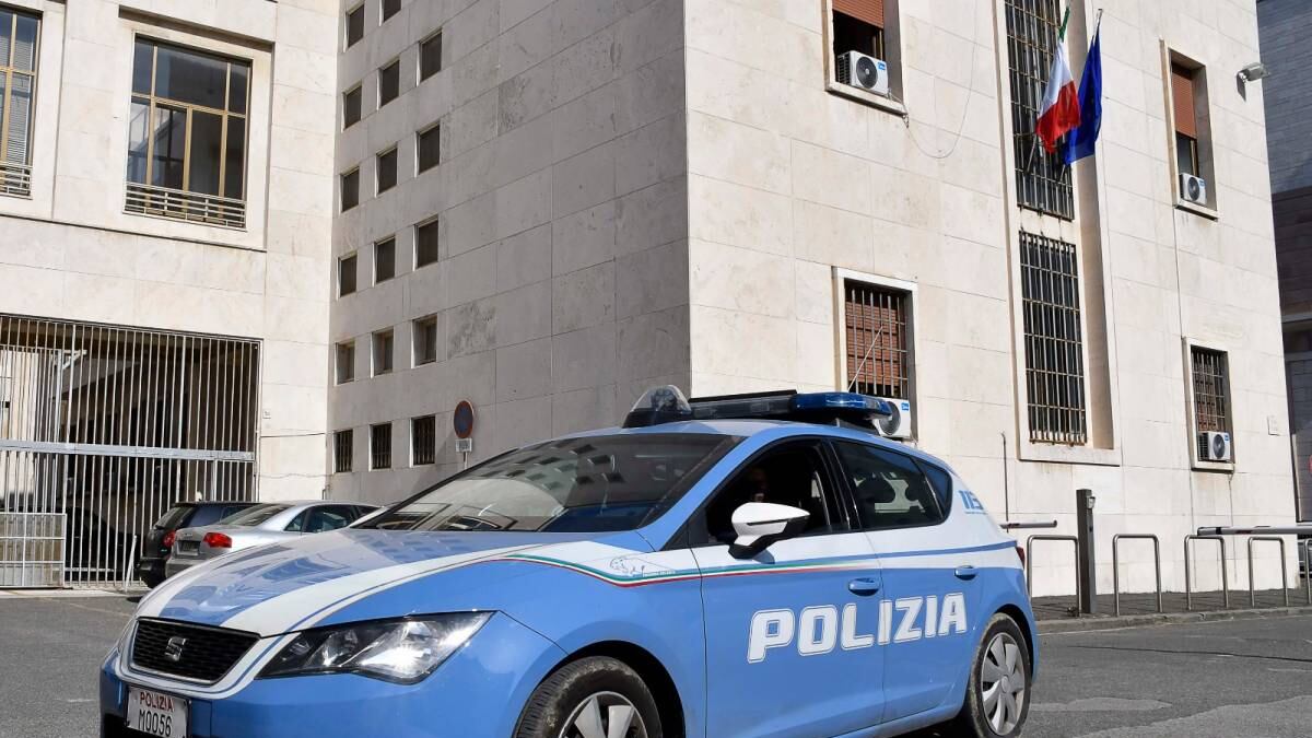 Lancia transenne contro le auto, picchia un soccorritore e aggredisce i poliziotti: la follia dello straniero