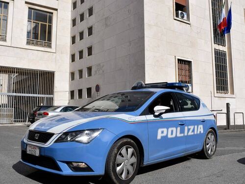Lancia transenne contro le auto, picchia un soccorritore e aggredisce i poliziotti: la follia dello straniero