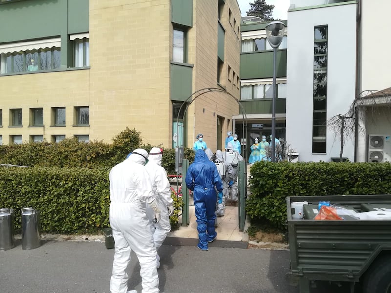 I russi dissinfettano la casa di riposo 4