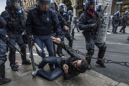 Torino, scontri tra antagonisti e polizia 1