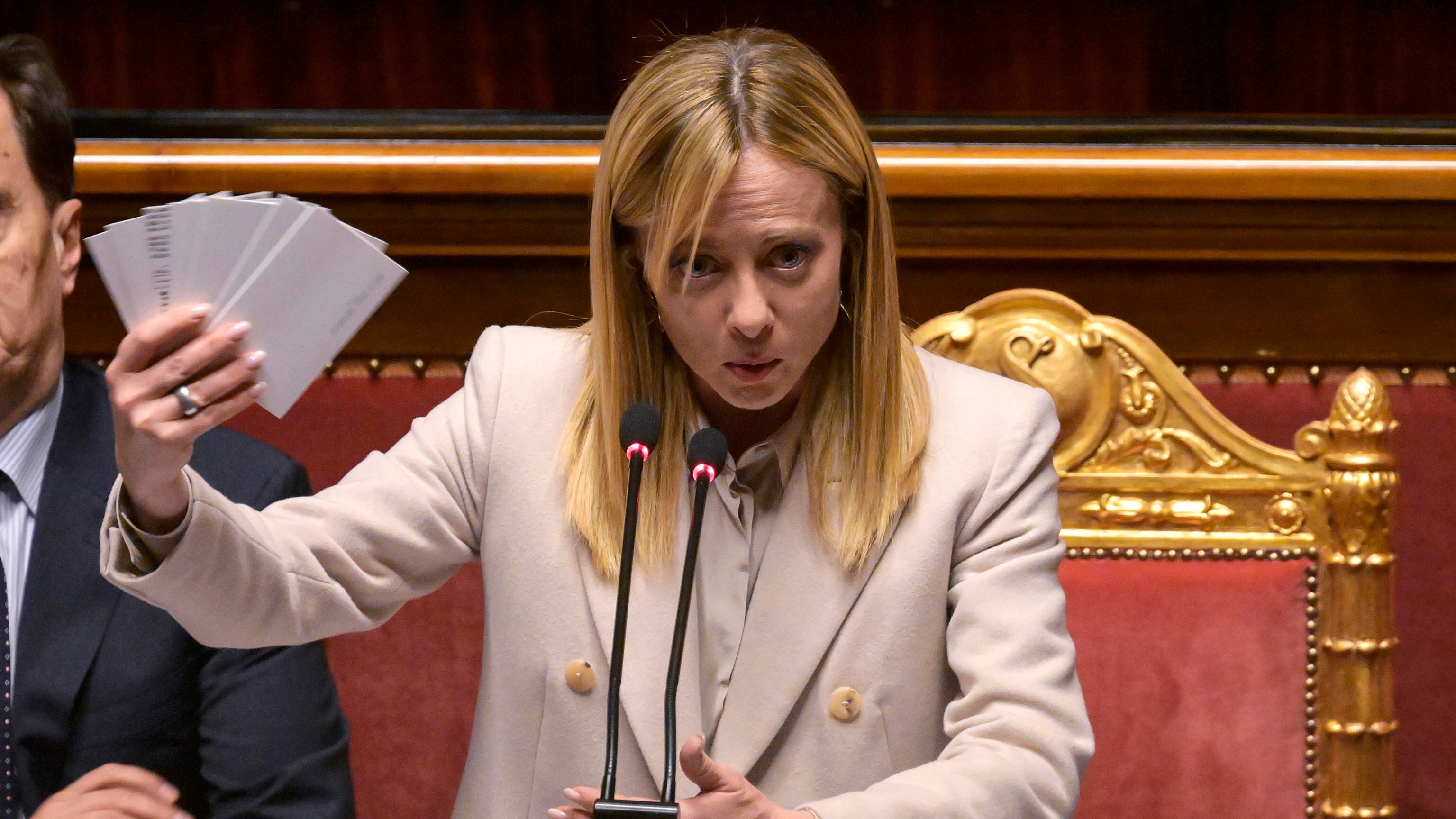 Meloni e l'ipotesi del prestito ponte. Il nodo del passaggio in Parlamento