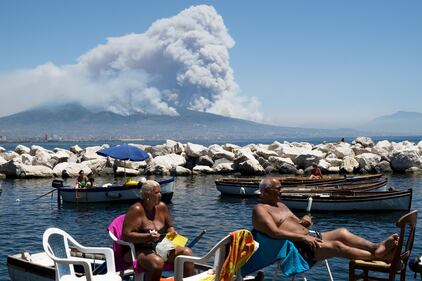 Le fiamme divampano sul Vesuvio 6
