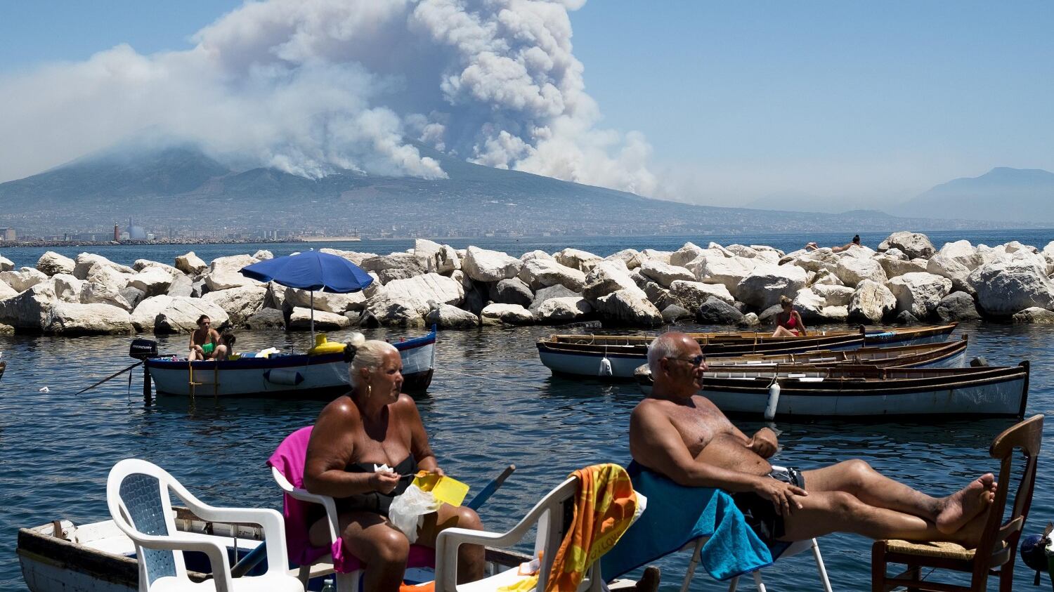 Sul Vesuvio due chilometri di incendi. "Azione umana evidente"