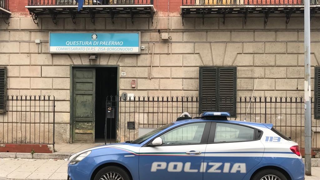 Automobilista non paga: il parcheggiatore abusivo lo pesta