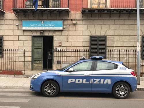 Automobilista non paga: il parcheggiatore abusivo lo pesta