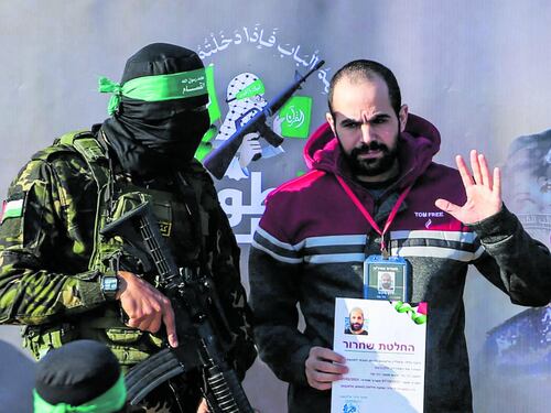 A Gaza liberi altri tre ostaggi. La solitudine di Yarden Bibas