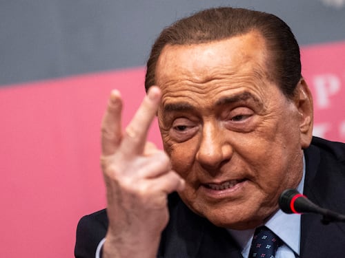 L'avvertimento azzurro: serve un vero choc fiscale. Berlusconi è a Milano