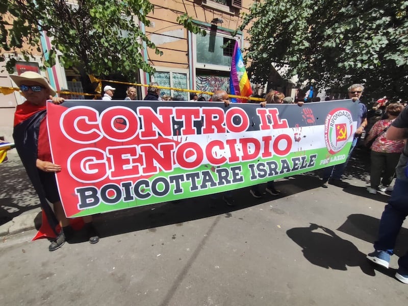 "No al genocidio", gli slogan in piazza a Roma. Contestato pure il Pd 3