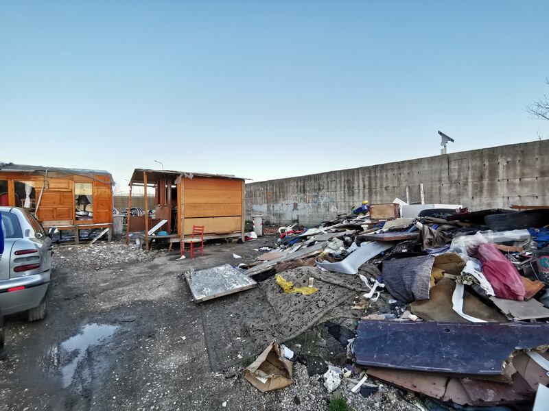 La baraccopoli e i rifiuti vicino al villaggio nomadi autorizzato 4