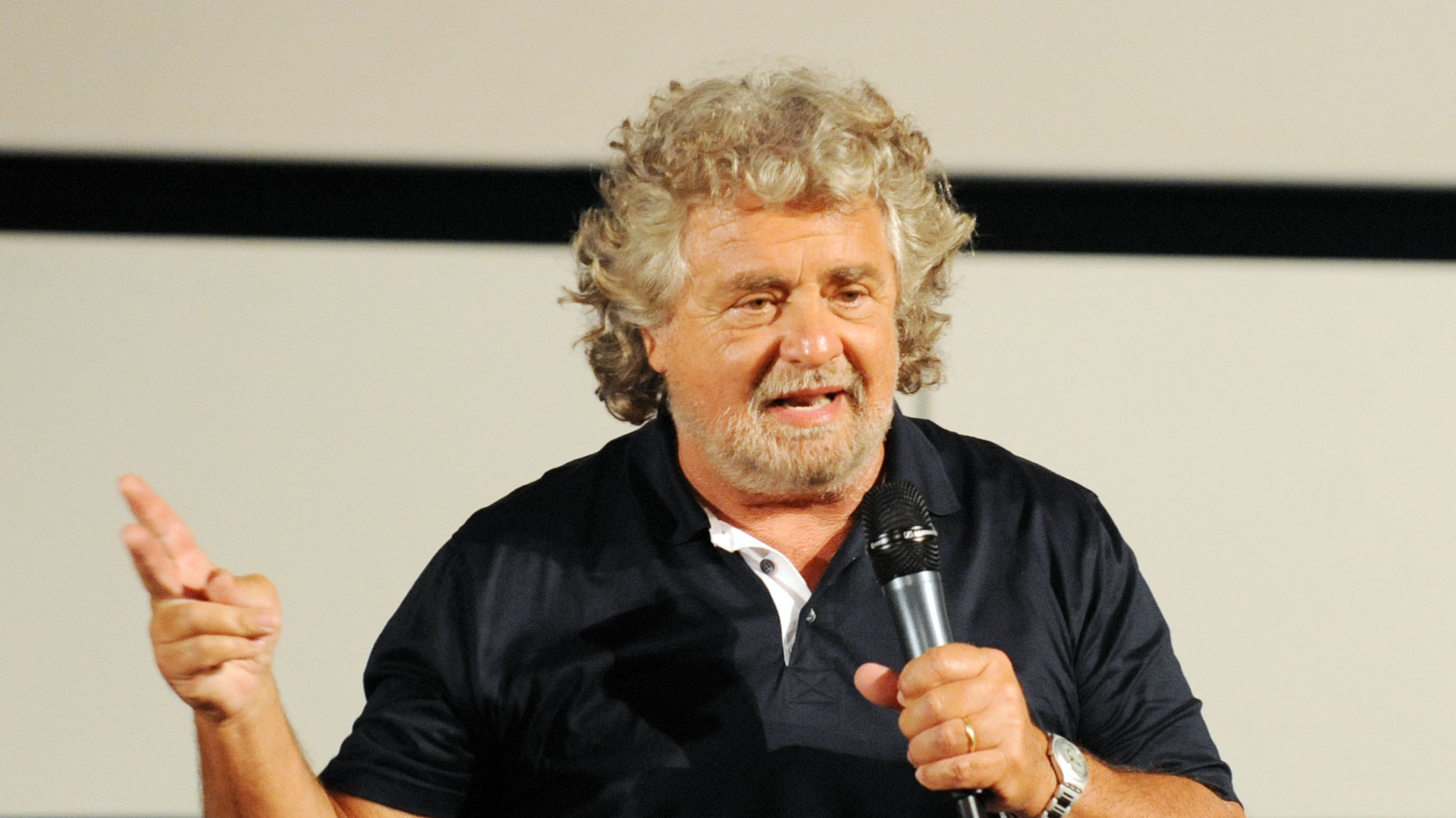 Grillo, i conti su Twitter non tornano. E il comico attacca il prof