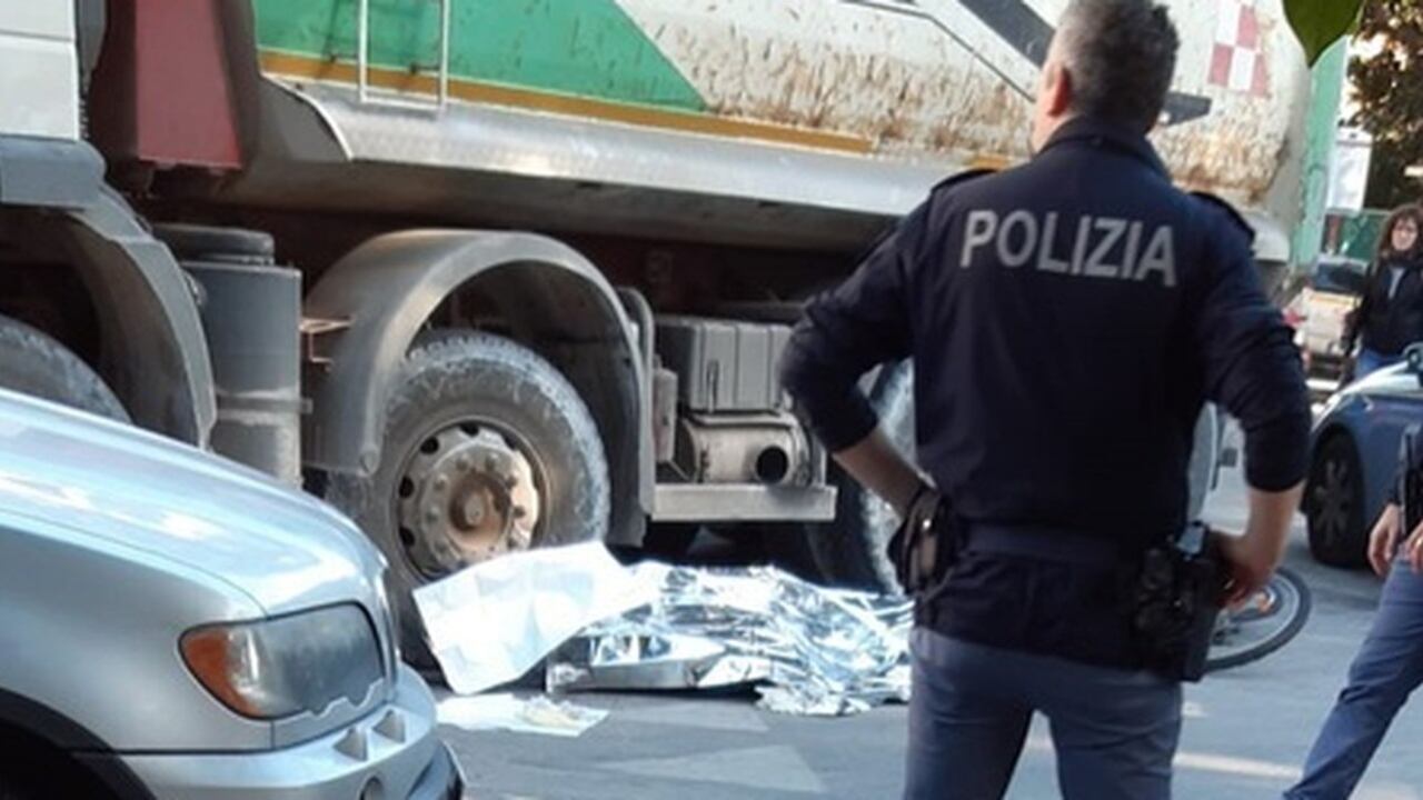 In bici sulle strisce, 11enne travolto da un camion
