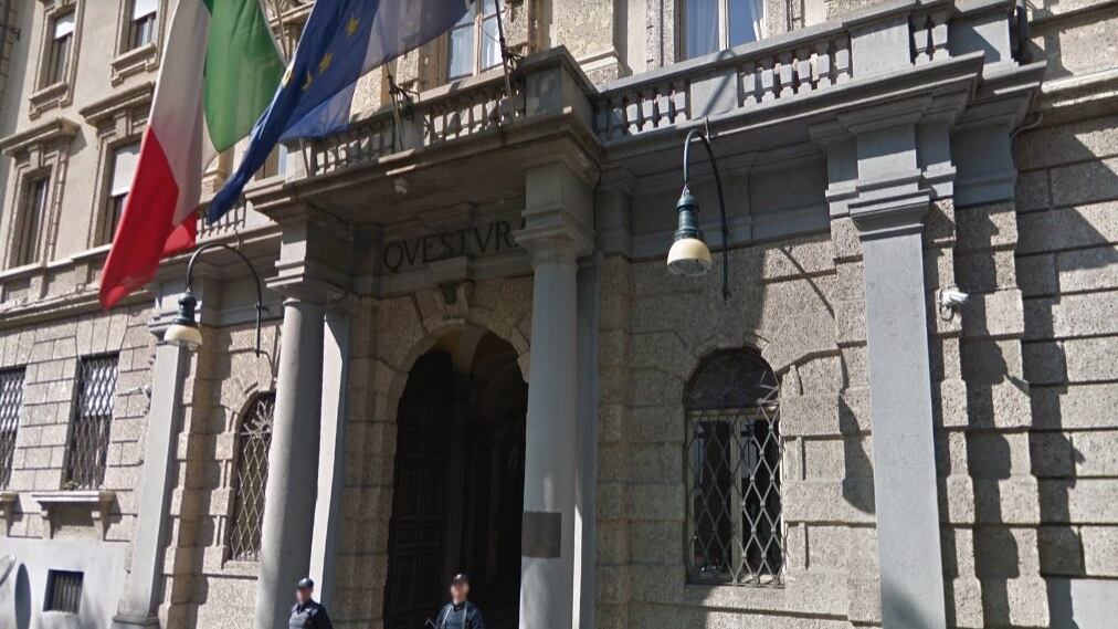 Senegalese sfonda porta e aggredisce la ex moglie