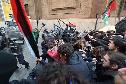 Scontri tra agenti e pro Pal davanti al museo egizio di Torino 2