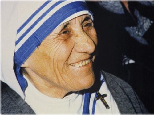 Troppi abusi, ora il velo bianco e blu di Madre Teresa ha il copyright