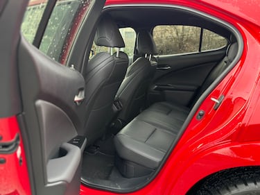 Lexus UX 300h: guarda la gallery del crossover premium giapponese 14