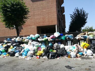 Le palazzine invase dalla spazzatura nel quartiere romano di Cinquina 2