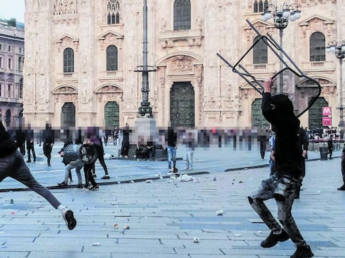 “Mamma, perché i ragazzi della mia età sono scesi in piazza per distruggere tutto?”: così ho spiegato a mio figlio gli scontri a Milano