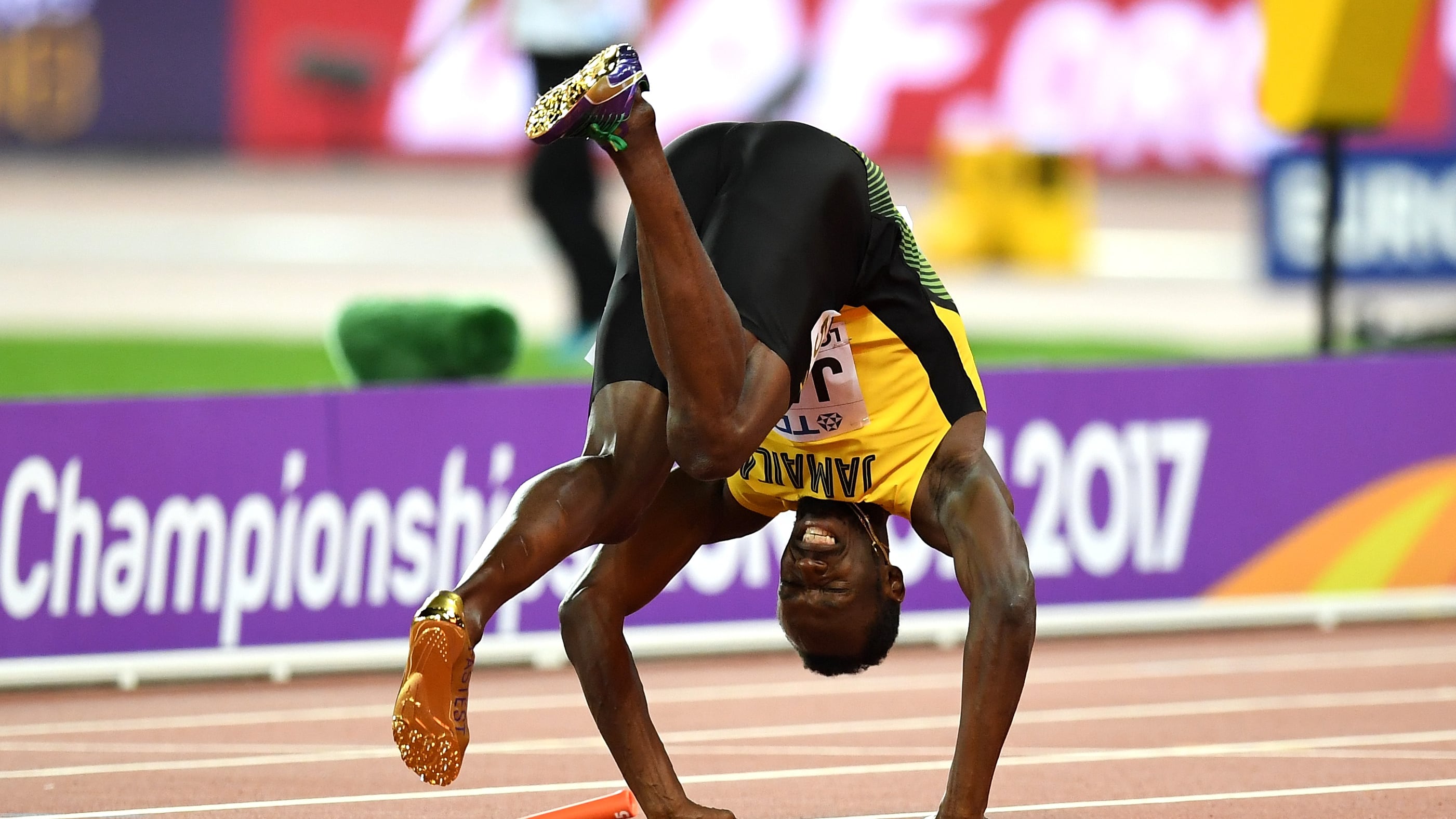 Il dio dell'atletica finisce. Ma per terra