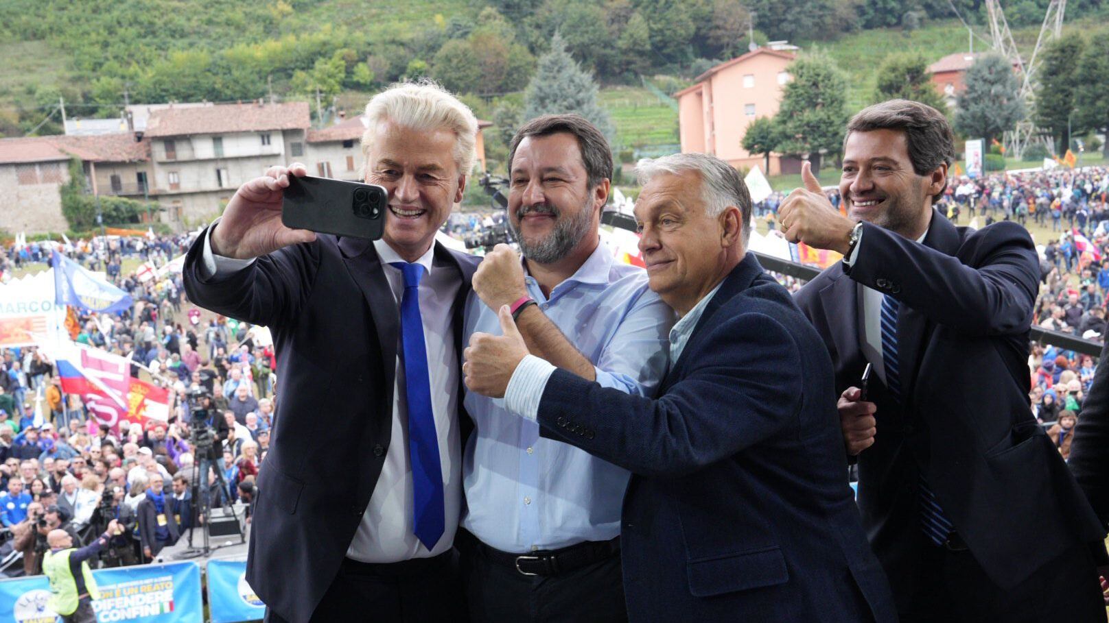 Salvini a Pontida: "Governo compatto. Manovra? Paghino i banchieri, non gli operai"