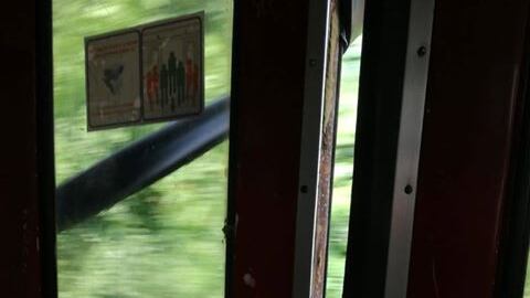 Incastrata col piede nella porta del treno: trascinata per centinaia di metri