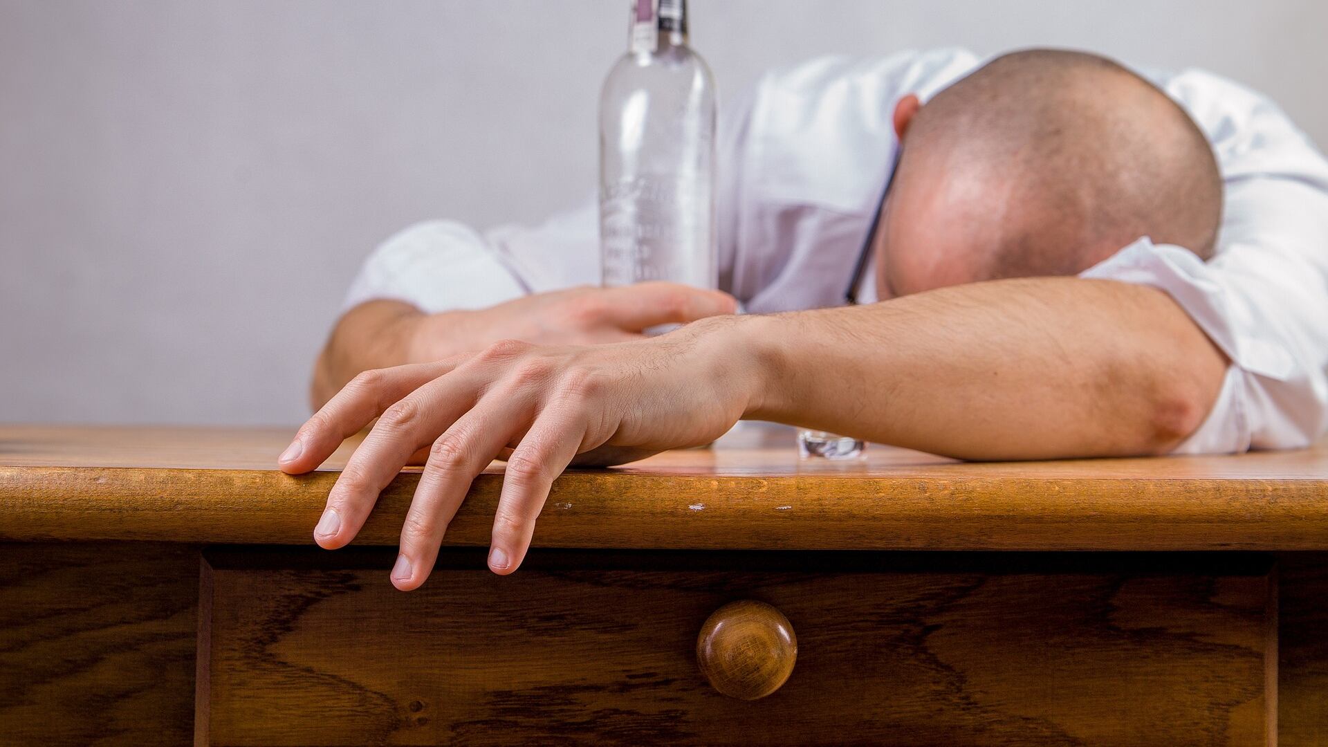 Il consumo di alcol influisce negativamente sul dolore cronico