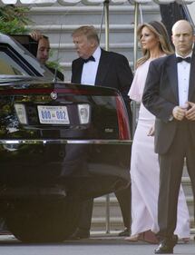 Melania in rosa (con le spalle scoperte) al matrimonio del segretario al Tesoro 3