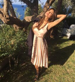 Cristina Buccino, gambe hot sotto l'albero di Natale 6