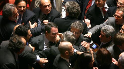 Dalle occupazioni alle risse fino alle proteste surreali: quando il Parlamento non è istituzionale