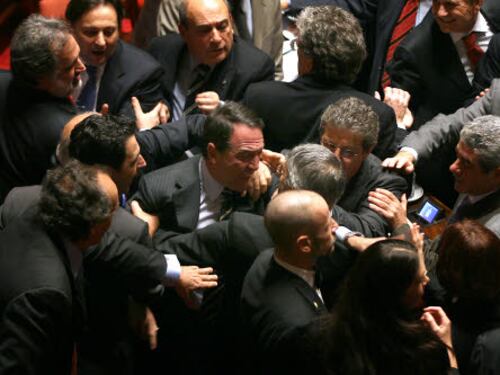 Dalle occupazioni alle risse fino alle proteste surreali: quando il Parlamento non è istituzionale